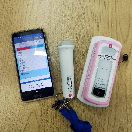 クーデックエイミーPCA（大研医器）本体とスマートフォン連携アプリの画面